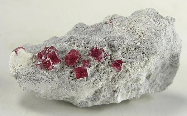 Red Beryl - Rob Lavinsky, iRocks.com – CC-BY-SA-3.0, CC BY-SA 3.0/Wikimedia Commons