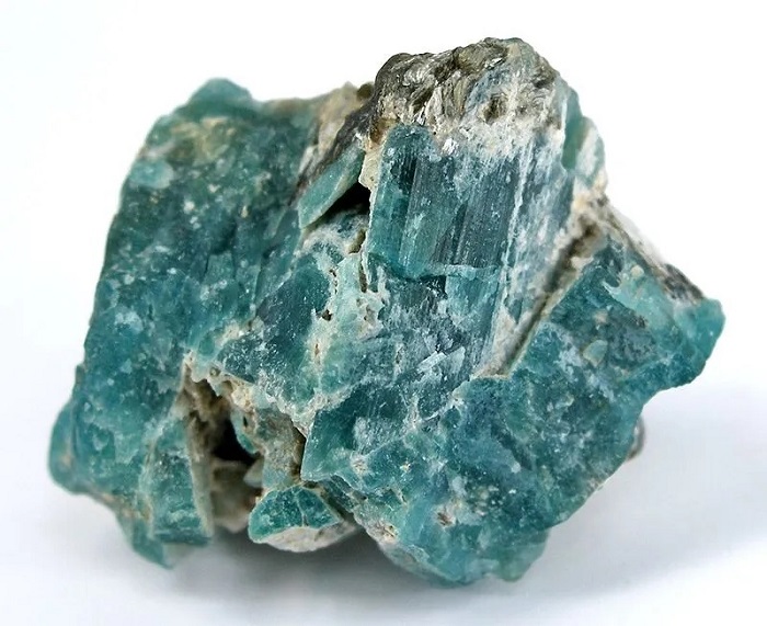 Grandidierite - Rob Lavinsky, iRocks.com – CC-BY-SA-3.0, CC BY-SA 3.0/Wikimedia Commons